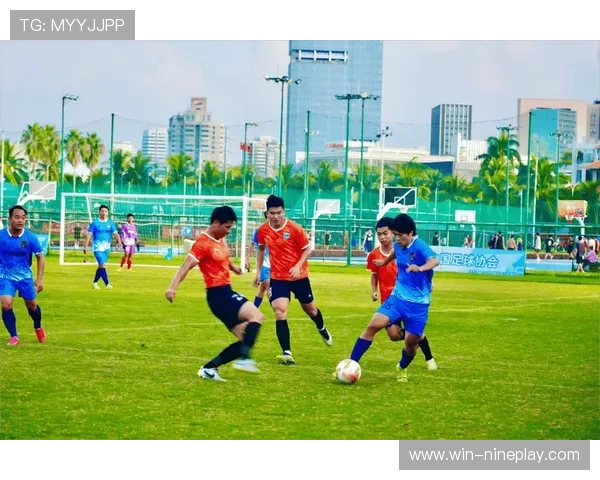 足球明星齐聚一堂，激情四射的荣耀时刻凝聚在这张经典照片相框中